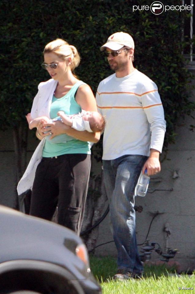 Jason Priestley, son épouse Naomi et leurs enfants Ava et Dashiell se baladent à Los Angeles. Octobre 2009