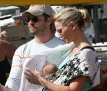 Jason Priestley, son épouse Naomi et leurs enfants Ava et Dashiell se baladent à Los Angeles. Octobre 2009