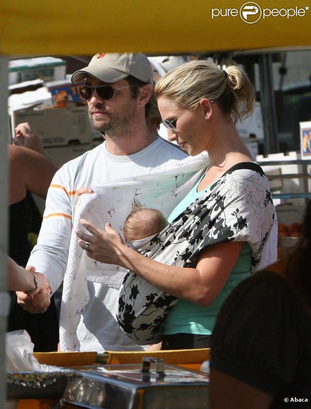Jason Priestley, son épouse Naomi et leurs enfants Ava et Dashiell se baladent à Los Angeles. Octobre 2009