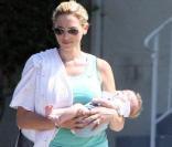 Jason Priestley, son épouse Naomi et leurs enfants Ava et Dashiell se baladent à Los Angeles. Octobre 2009