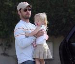 Jason Priestley, son épouse Naomi et leurs enfants Ava et Dashiell se baladent à Los Angeles. Octobre 2009