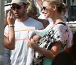 Jason Priestley, son épouse Naomi et leurs enfants Ava et Dashiell se baladent à Los Angeles. Octobre 2009