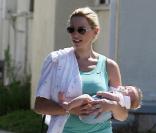 Jason Priestley, son épouse Naomi et leurs enfants Ava et Dashiell se baladent à Los Angeles. Octobre 2009
