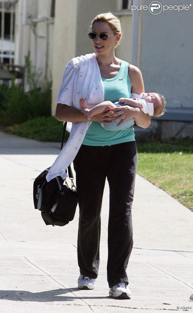 Jason Priestley, son épouse Naomi et leurs enfants Ava et Dashiell se baladent à Los Angeles. Octobre 2009