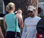 Jason Priestley, son épouse Naomi et leurs enfants Ava et Dashiell se baladent à Los Angeles. Octobre 2009