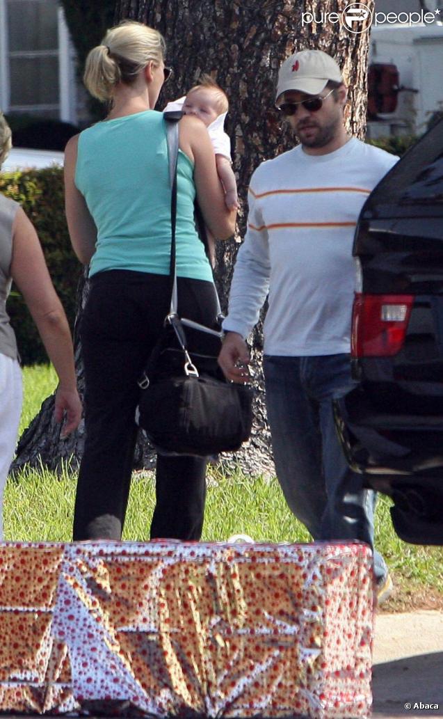 Jason Priestley, son épouse Naomi et leurs enfants Ava et Dashiell se baladent à Los Angeles. Octobre 2009
