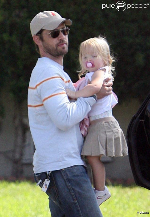 Jason Priestley, son épouse Naomi et leurs enfants Ava et Dashiell se baladent à Los Angeles. Octobre 2009