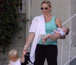 Jason Priestley, son épouse Naomi et leurs enfants Ava et Dashiell se baladent à Los Angeles. Octobre 2009