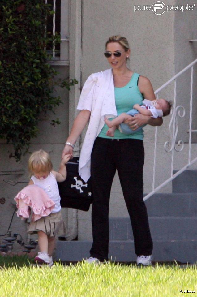 Jason Priestley, son épouse Naomi et leurs enfants Ava et Dashiell se baladent à Los Angeles. Octobre 2009