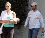 Jason Priestley, son épouse Naomi et leurs enfants Ava et Dashiell se baladent à Los Angeles. Octobre 2009
