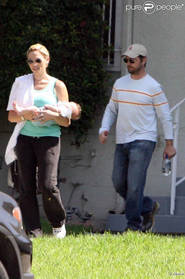 Jason Priestley, son épouse Naomi et leurs enfants Ava et Dashiell se baladent à Los Angeles. Octobre 2009