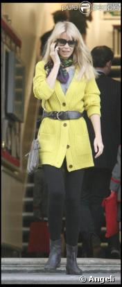 Claudia Schiffer parfaite en jaune devant l'école de ses enfants le 8/10/09 à Londres  
