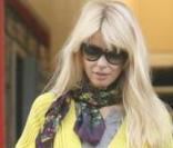 Claudia Schiffer parfaite en jaune devant l'école de ses enfants le 8/10/09 à Londres  
