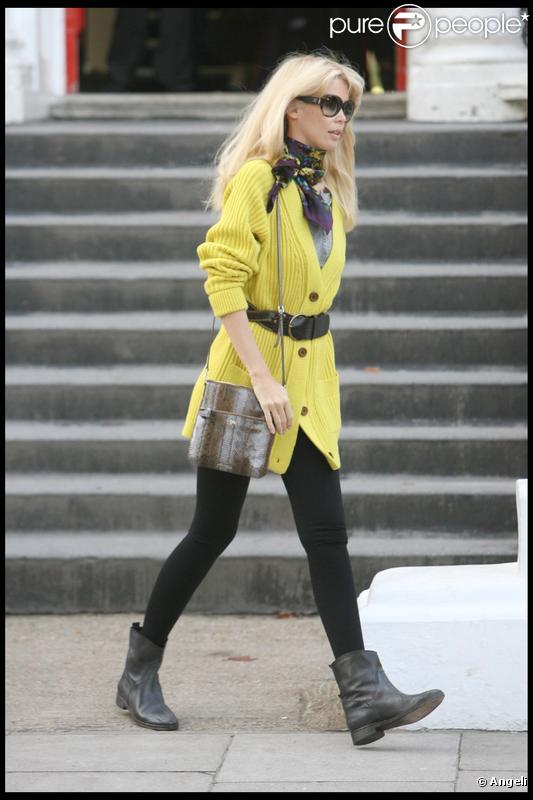 Claudia Schiffer parfaite en jaune devant l'école de ses enfants le 8/10/09 à Londres  