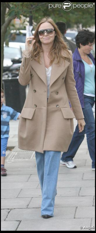 Stella McCartney devant l'école des enfants le 8/10/09 à Londres 