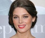 La ravissante Ashley Greene et son adorable décolleté irradie les tapis rouges !