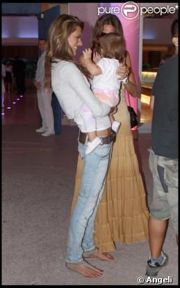 Le top Alessandra Ambrosio et son bébé à Miami le 7 octobre 2009