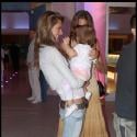 Le top Alessandra Ambrosio et son adorable petite fille nous offrent leurs plus beaux sourires... C'est trop beau !