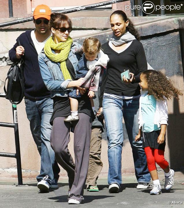 Jessica Alba et sa famille à Los Angeles, le 10 octobre 2009