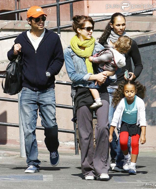 Jessica Alba et sa famille à Los Angeles, le 10 octobre 2009