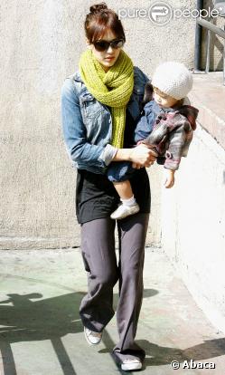 Jessica Alba et sa famille à Los Angeles, le 10 octobre 2009