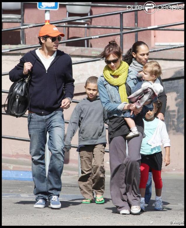 Jessica Alba et sa famille à Los Angeles, le 10 octobre 2009