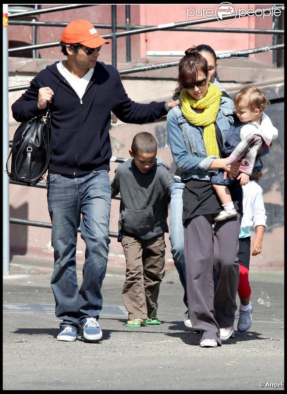 Jessica Alba et sa famille à Los Angeles, le 10 octobre 2009