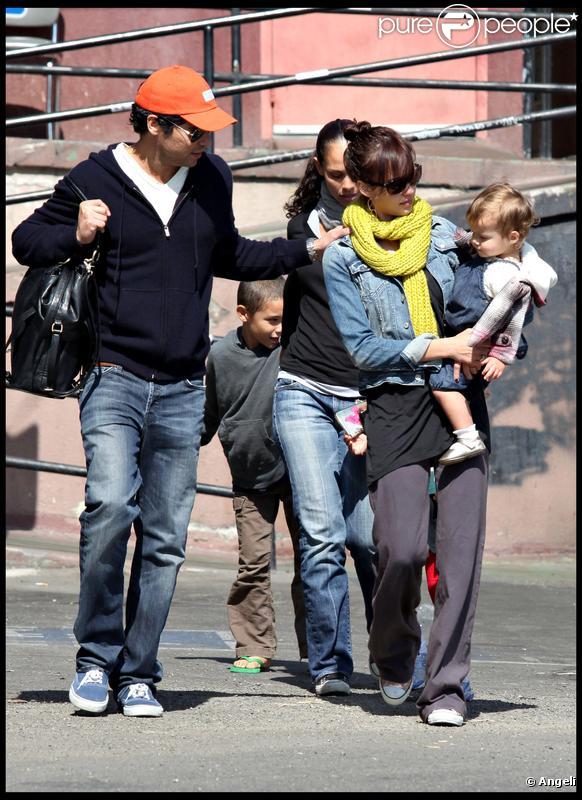 Jessica Alba et sa famille à Los Angeles, le 10 octobre 2009