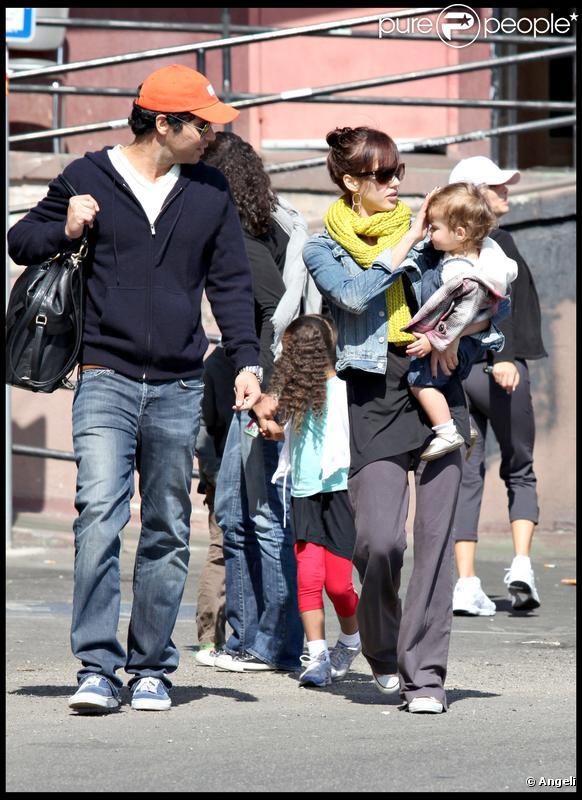 Jessica Alba et sa famille à Los Angeles, le 10 octobre 2009