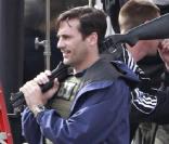 Jon Hamm et son gros calibre sur le tournage de  The Town , à Boston, le 10 octobre 2009 !