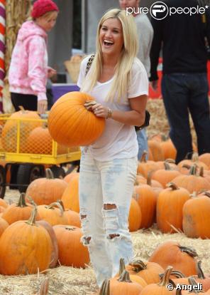 Ashley Roberts des Pussycat Dolls à la chasse aux citrouilles, le 11 octobre 2009 !