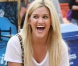 Ashley Roberts des Pussycat Dolls à la chasse aux citrouilles, le 11 octobre 2009 !