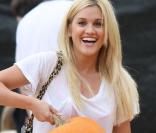 Ashley Roberts des Pussycat Dolls à la chasse aux citrouilles, le 11 octobre 2009 !