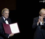 Placido Domingo a reçu des mains du roi Carl XVI Gustav de Suède le tout premier Prix Birgit Nilsson, le 13 octobre 2009 à Stockholm