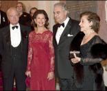 Placido Domingo, ici avec le couple royal de Suède (à g.) et son épouse Marta, a reçu des mains du roi Carl XVI Gustav de Suède le tout premier Prix Birgit Nilsson, le 13 octobre 2009 à Stockholm