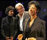 Rachida Dati et son pote Alain Delon à l'inauguration de la statue de la maire du VII arrondissement, au musée Grévin. L'acteur est ravi d'avoir deux Rachida pour le prix d'une ! 13 octobre 2009