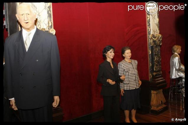 Les statues de Claude François, Simone Veil, Rachida Dati et du général de Gaulle trônent à côté, au musée Grévin. 13 octobre 2009