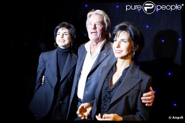 Alain Delon, ravi, à l'inauguration de la statue de Rachida Dati, au musée Grévin. 13 octobre 2009