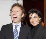 Stéphane Bern à l'inauguration de la statue de Rachida Dati, au musée Grévin, pose aux côtés de son double. 13 octobre 2009