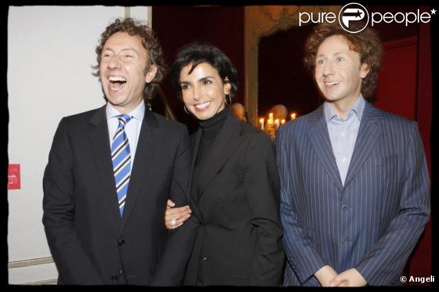 Stéphane Bern à l'inauguration de la statue de Rachida Dati, au musée Grévin, pose aux côtés de son double. 13 octobre 2009