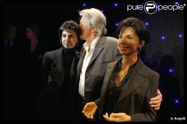 Alain Delon, ému, à l'inauguration de la statue de Rachida Dati, au musée Grévin. 13 octobre 2009