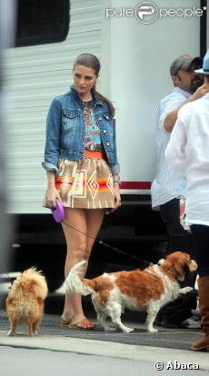 Mischa Barton prend une pause sur le tournage auprès de ses chiens à New-York le 23 septembre 2009
