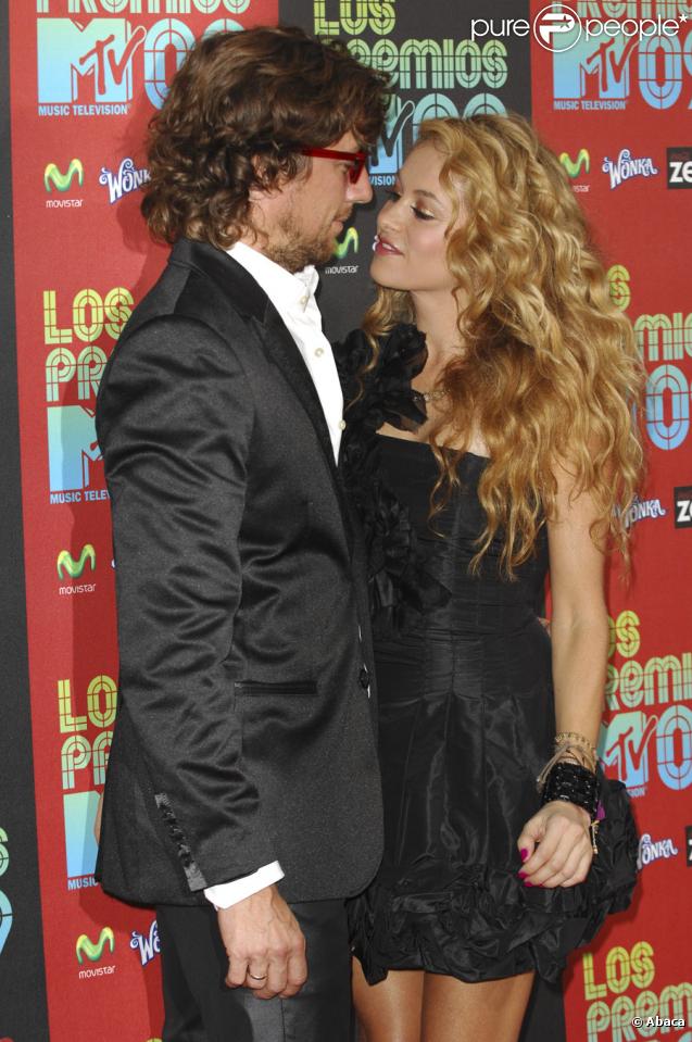 Paulina Rubio et Nicolas Colate à l'occasion de la soirée Los Premios MTV, le 15 octobre 2009, aux studios Universal de Los Angeles.