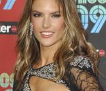 Alessandra Ambrosio à l'occasion de la soirée Los Premios MTV, le 15 octobre 2009, aux studios Universal de Los Angeles.