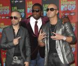 50 Cent entouré par Wisin et Yandel à l'occasion de la soirée Los Premios MTV, le 15 octobre 2009, aux studios Universal de Los Angeles.