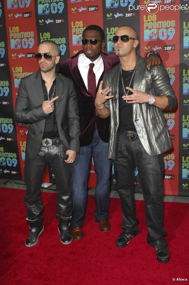 50 Cent entouré par Wisin et Yandel à l'occasion de la soirée Los Premios MTV, le 15 octobre 2009, aux studios Universal de Los Angeles.