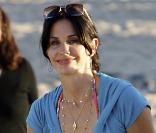 Quand la ravissante Courteney Cox travaille... c'est en maillot de bain !