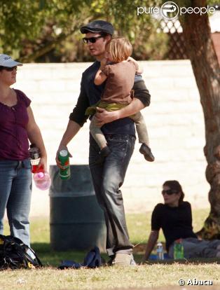 Peter Facinelli et ses filles à Los Angeles le 17 octobre 2009 : l'aînée Luca joue un match de foot !