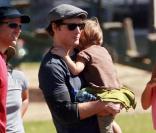 Peter Facinelli et ses filles à Los Angeles le 17 octobre 2009 : l'aînée Luca joue un match de foot !