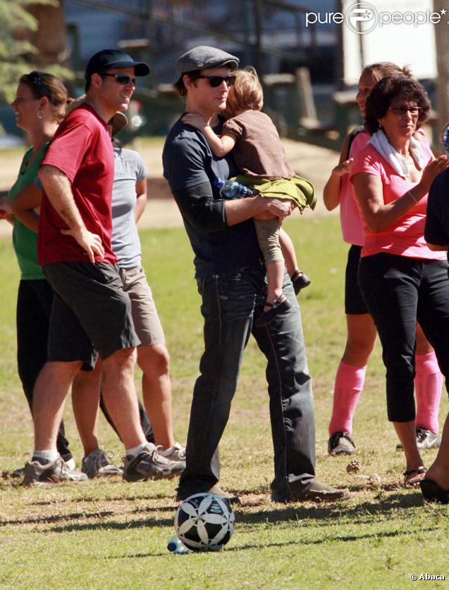 Peter Facinelli et ses filles à Los Angeles le 17 octobre 2009 : l'aînée Luca joue un match de foot !